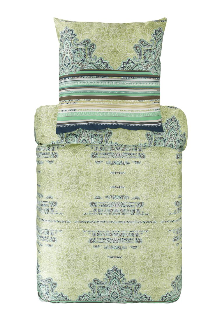 Set di biancheria da letto verde con intricati motivi paisley, abbinato a una federa a righe nei toni navy e terrosi. Tessuto morbido.