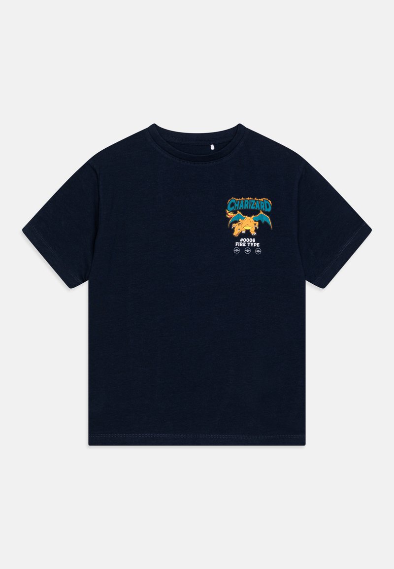 Tricou din bumbac bleu marin cu un grafic Charizard, având detalii roșii și galbene; mâneci scurte, guler rotund și croială lejeră.
