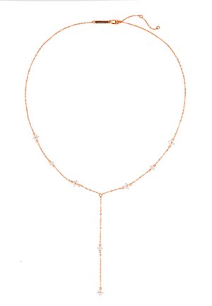 Collana a catena delicata in oro rosa con scintillanti dettagli floreali di diamanti e un pendente a goccia a forma di Y su sfondo bianco.