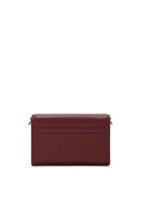 Portefeuille en cuir bordeaux avec surface texturée, un rabat de fermeture et des accessoires en métal doré. Forme rectangulaire compacte avec détails de couture.