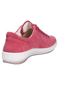 Roze suède sneaker met ronde neus, witte rubberen zool en vetersluiting. Beschikt over een gestructureerde bovenkant en stiksels langs de zijkanten.