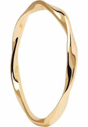 Gouden gedraaide metalen ring met een gladde, onregelmatige golvende band, met een kleine gegraveerde inscriptie aan de binnenkant.