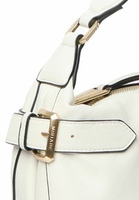 Bolso de mano de imitación cuero blanco con un acento de hebilla en tono dorado y ribete negro, con forma curvada y superficie texturizada.