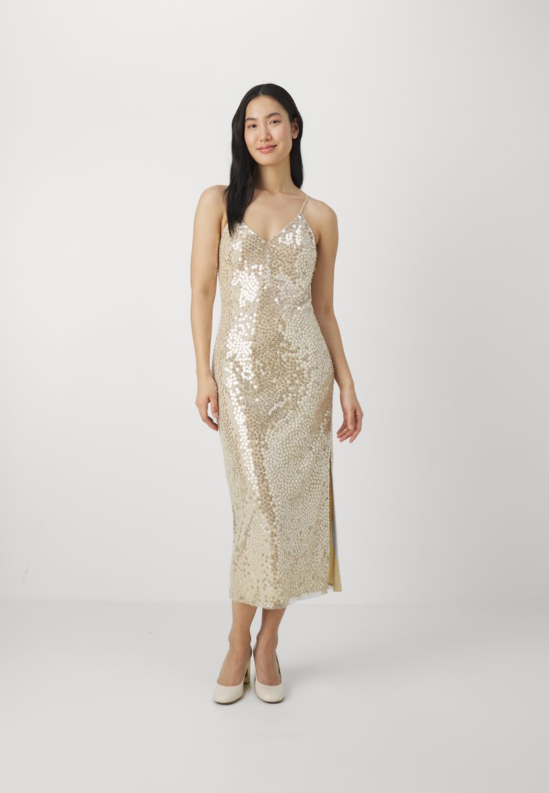 Goldene Pailletten-Abendkleid mit enger Silhouette, V-Ausschnitt, Spaghettiträgern und einem seitlichen Schlitz. Glatte Textur und schimmerndes Finish.
