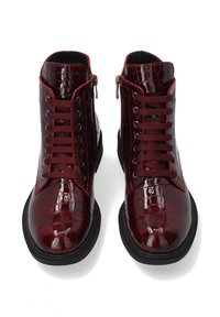 Rote Lackleder-Ankle Boots mit Krokodilprägung, ausgestattet mit einer Schnürung vorne, seitlichem Reißverschluss und schwarzer Gummisohle.