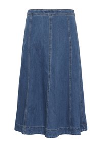 Denim A-lijn rok in donkerblauw met zichtbare stiksels, tailleband en een uitlopende zoom. De stof heeft een gladde, zachte textuur.