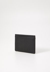 Portafoglio in pelle nera con finitura testurizzata, dotato di più scomparti per carte e un design minimalista. Forma rettangolare compatta.