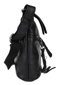 Czarna skórzana torba na ramię z regulowanym paskiem, srebrnymi metalowymi akcentami, zamknięciem na zamek błyskawiczny oraz dekoracyjnymi skórzanymi frędzlami, zaprezentowana z boku.