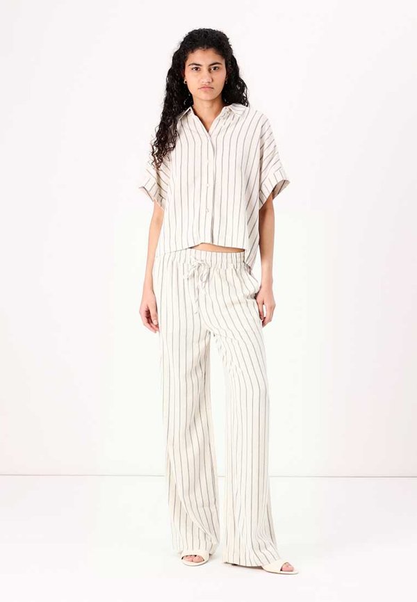 SLFVIVA STRIPED CROPPED SUNSHIRT - Button-down blouse - sandshell2