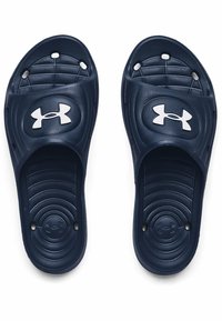 Chanclas de goma azul marino con una superficie texturizada, diseño de suela circular y logo blanco de Under Armour en la correa superior.