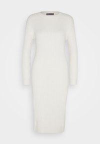 Robe-pull en maille côtelée à manches longues, longueur genou, couleur blanc crème avec un col rond.
