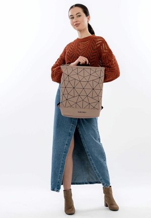 Tote maišelio beige spalvos su geometriniu juodu raštu, turinčiu tvirtą pagrindą, dvi rankenas ir atvirą viršų.