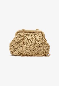 Kudottu olkihandbag beige-värissä, jossa on koristeellinen kukkakuosi, strukturoidut muodot ja kultaketjuolkahihna kantamista varten.