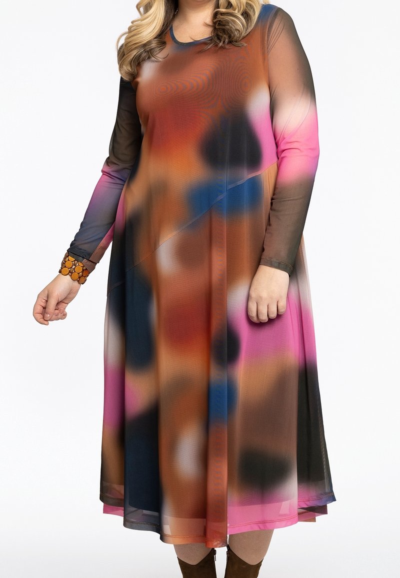 Robe longue à manches longues en tissu transparent, présentant un motif abstrait orange, rose, bleu et noir, avec des poignets accentués.