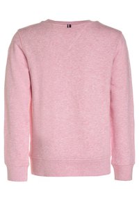 Miękki różowy długi rękaw bluzę z ribbowanymi mankietami i dołem, widziana z tyłu, z małą czarną, białą i czerwoną metką w pobliżu kołnierza.