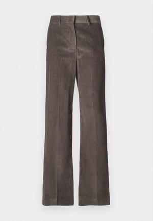 Pantalones de algodón marrón con un diseño de pierna recta, textura de canalé vertical y una cinturilla estándar con presillas para cinturón.
