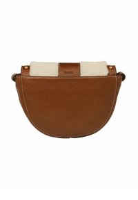 Bruine leren handtas met een ronde vorm, voorzien van een crèmekleurige fleece-afwerking aan de bovenkant en contrasterende stiksels.