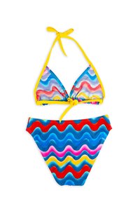 Kolorowy bikini składający się z trójkątnego topu z falistymi wzorami w odcieniach niebieskiego, czerwonego i różowego oraz dopasowanych majtek, oba zdobione żółtymi wiązaniami.