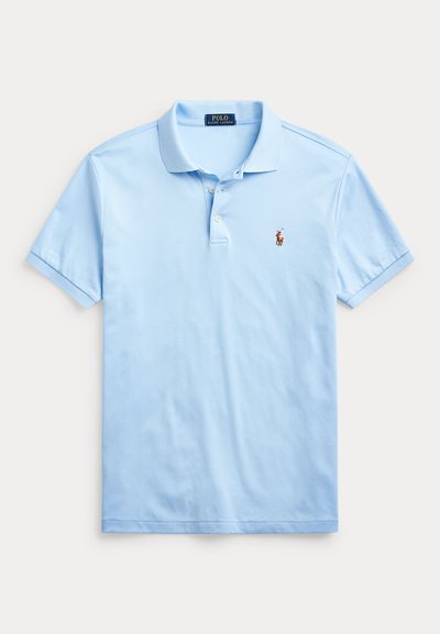 Világoskék rövid ujjú galléros póló, két gombbal, és egy kis barna-piros hímzett ló logóval a bal mellrészen.