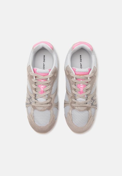 Paire de baskets Marc Jacobs, maille blanche avec empiècements beiges, accents roses sur la languette et le talon, vues de dessus sur fond blanc.