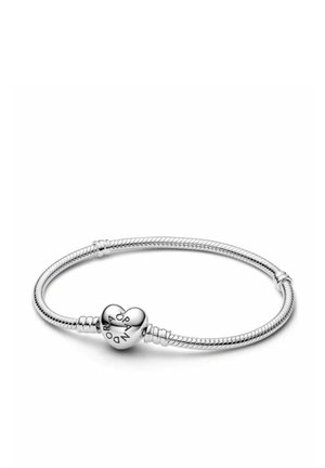 Silbernes Schlangenkettchen-Armband mit herzförmigem Verschluss, graviert mit dem Markennamen "Pandora."