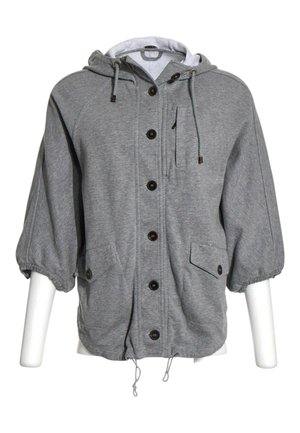 Veste grise à capuche avec manches bouffantes trois-quarts, fermeture à boutons devant, poche poitrine zippée et poches à rabat sur les hanches, présentée sur un mannequin.