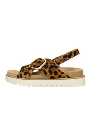 Sandaal met luipaardprint bandjes, grote gesp, beige gewatteerde voetbed, witte geribbelde zool en verstelbaar achterriempje.