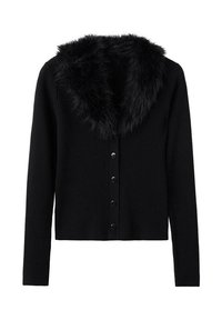 Cardigan nero a coste con maniche lunghe, dotato di colletto in finta pelliccia e sei bottoni di chiusura sul davanti. Texture morbida.
