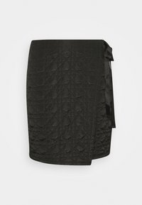 Gonna avvolgente nera trapuntata con una texture liscia, caratterizzata da motivi di cucitura diagonali e una chiusura laterale con lacci per una vestibilità regolabile.