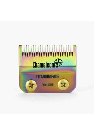 Titanium clipperblad in regenboogkleuren met fijne tanden, gegraveerd met "ChameleonFX Titanium Fade FX8010CME" en voorzien van twee gouden schroeven.