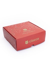 Scatola di cartone rossa con decorazioni natalizie stampate e stelle; presenta la scritta dorata "ciocca" e "Buon Natale" nella parte anteriore.