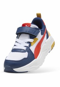 Basket à scratch et lacets, aux couleurs bleu, blanc et rouge, avec une tige texturée et un design sportif, présentée en angle pour accentuer les détails.