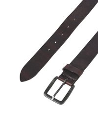 Bruine leren riem met een rechthoekige metalen gesp, voorzien van meerdere gaten in de band voor aanpassing, gladde textuur en een verfijnde punt.