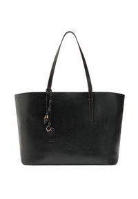 Czarna torba typu tote z wysokimi bokami, dwoma długimi uchwytami i ozdobną zawieszką. Gładka faktura z delikatnym połyskiem, bez widocznych wzorów.