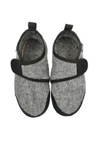 Grijze gevoerde slippers met zwarte rubberen zolen, verstelbare band, ronde vorm, zachte textuur en gestikte details.