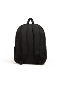 Musta reppu, joka on valmistettu kestävästä kankaasta. Siinä on pehmustetut olkahihnat, yläkahva ja sileä, pyöristetty siluetti.