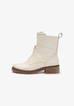 Weiße Leder-Ankle-Boots mit strukturiertem Finish, seitlichem Reißverschluss und klobiger brauner Sohle. Mit einer Zuglasche an der Rückseite für bequemes An- und Ausziehen.