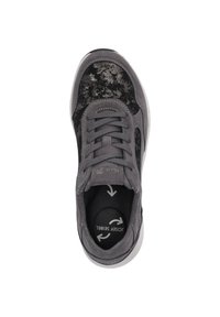 Šedá sneakers s nubukovým svrškem a černými texturovanými akcenty. Obsahuje šedé tkaničky, kulatou špičku a gumovou podrážku. Uvnitř je logo.