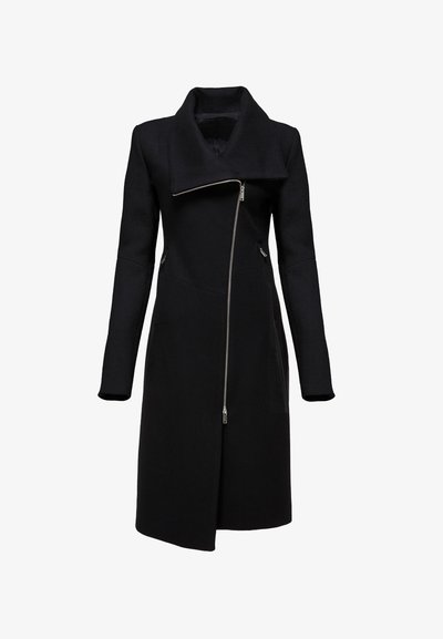 Manteau noir avec un col haut et une fermeture éclair asymétrique. Présente des manches longues, des poches latérales et une silhouette droite. Fabriqué à partir d'un matériau texturé.
