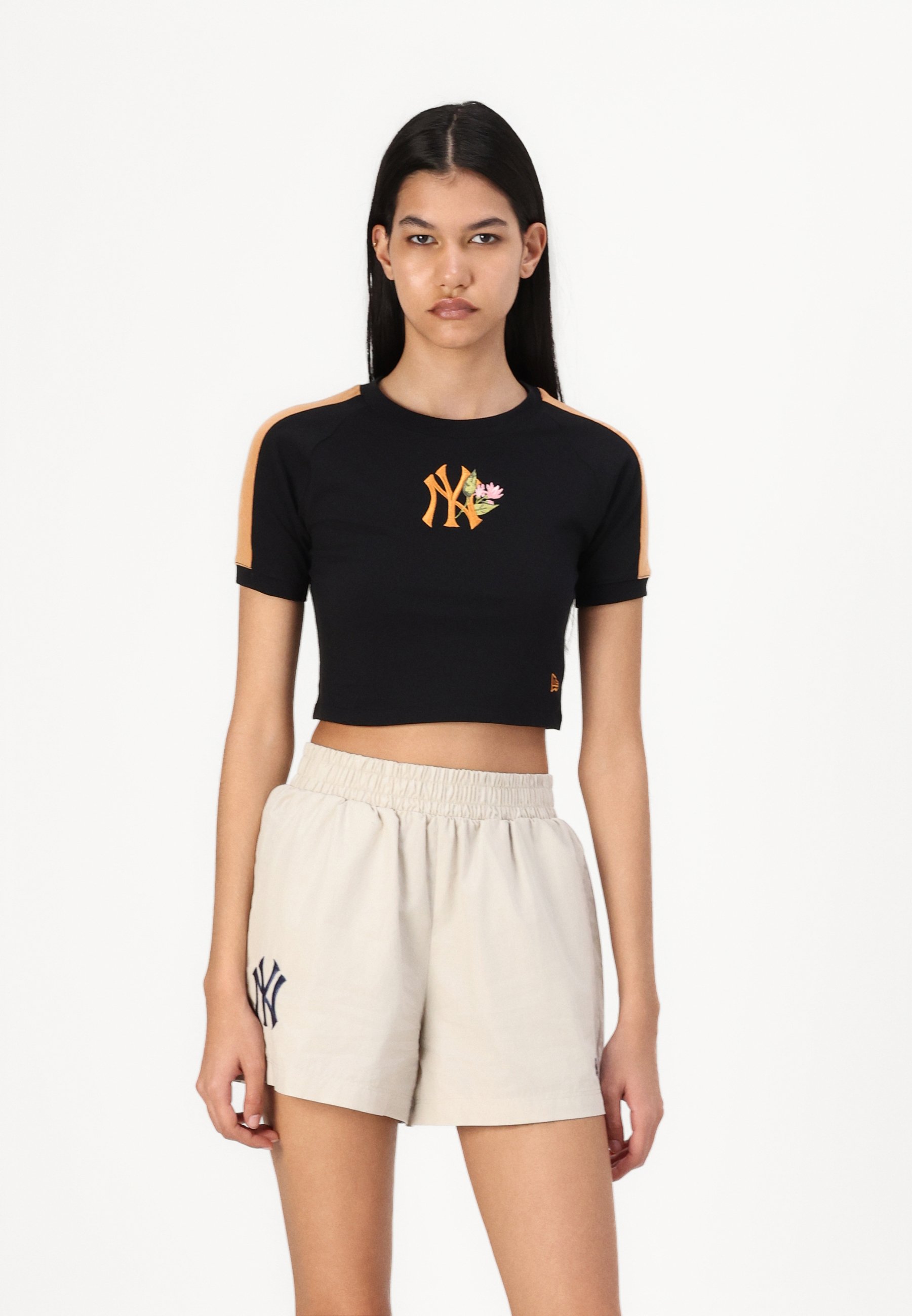 【NEW ERA】FLORAL CROP TEE クロップド Tシャツ New Era FLORAL CROP TEE - Print T-shirt - black - Zalando.co.uk