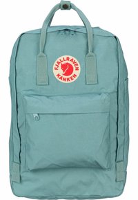 Bleu lichtblauwe Fjällräven Kanken rugzak heeft een rechthoekige vorm, een voorkant met ritsvak, twee zijvakken en een cirkelvormige logo patch.