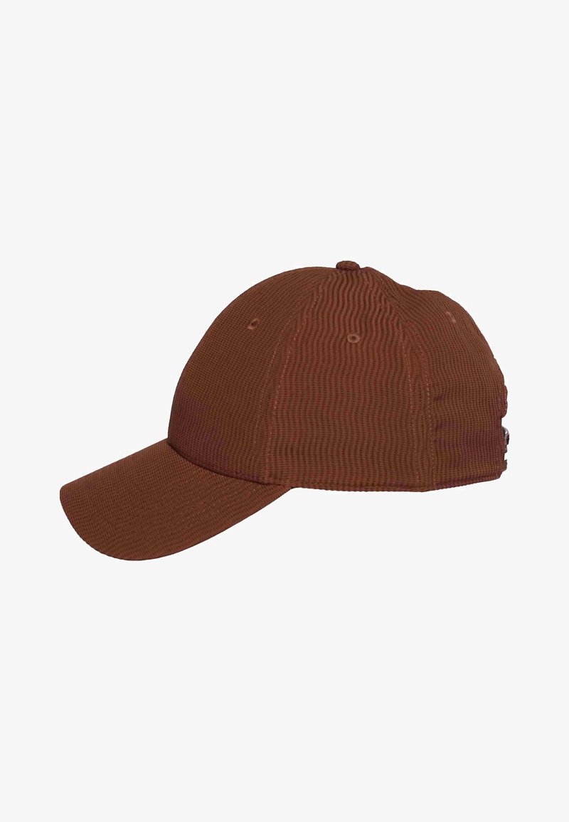 Casquette de baseball marron à six panneaux avec œillets cousus et visière incurvée, vue de profil sur fond blanc.