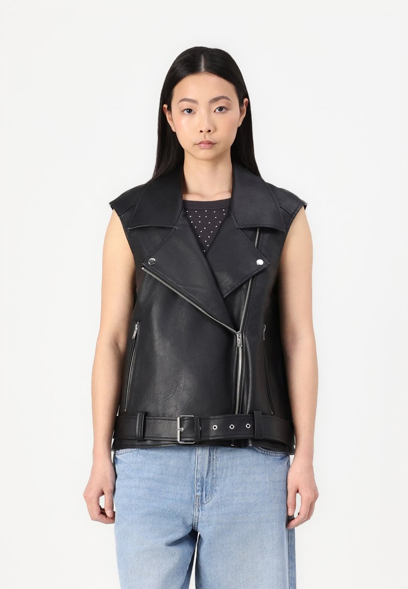 Črn usnjen brezrokavnik za motoriste z velikim ovratnikom, asimetrično zadrgo, žepoma na zadrgo in prilegajočim pasom.