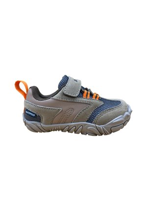 Zapatilla impermeable para niño con ante gris, malla azul marino, lengüeta naranja y cierre de velcro.