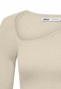 Top beige a maniche lunghe realizzato in un tessuto a maglia testurizzato, con scollatura ampia e silhouette aderente. Etichetta del marchio: ONLY.