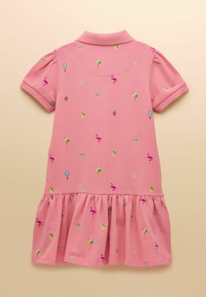 Rochie roz cu mâneci scurte, cu guler, tiv cu volane și mici motive brodate cu flamingo, conuri de înghețată, baloane cu aer cald, căpșuni și scoici.