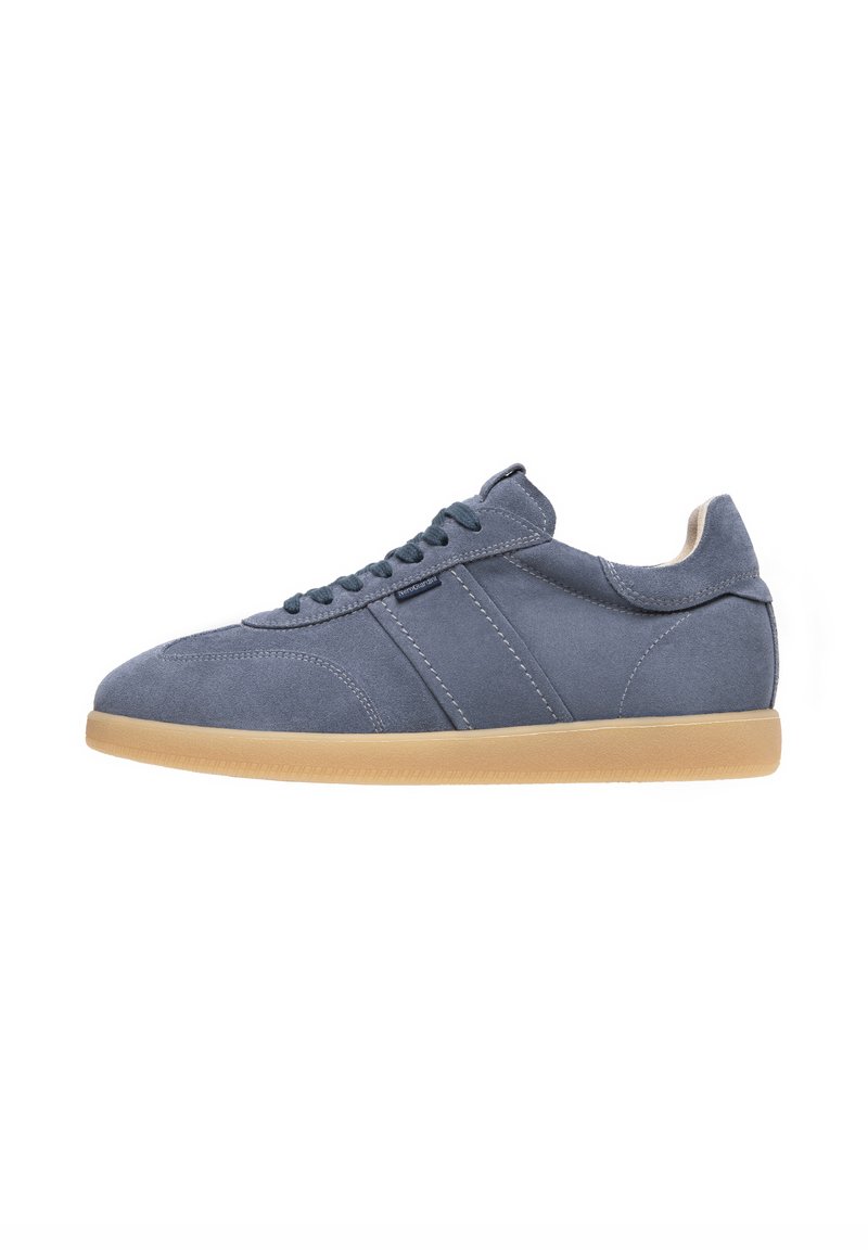 Zapatillas de ante azul con punta redondeada, cordones a tono y dos rayas laterales. Suela de goma con agarre texturizado. Forro interior suave.