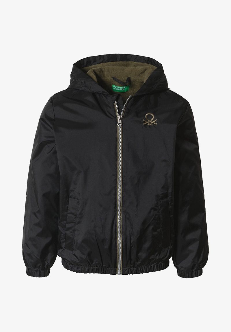 Svart zip-up jacka med huva, elastiska mudd- och nederkanter. Har ett mjukt grönt foder och en liten logotyp på bröstet. Slät textur.