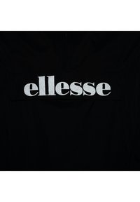 Zwarte stof kledingstuk met een opvallend zilveren "ellesse" logo op de achterkant. Gladde textuur met een ronde halslijn en een minimalistisch ontwerp.