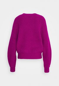 Magenta stickad tröja med en kortad design, vida ärmar och ribbad textur. Ren finish utan synlig hårdvara eller mönster.